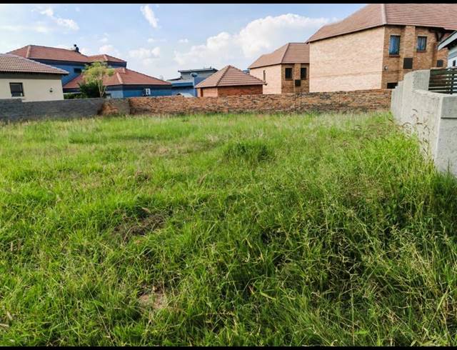 LAND FOR SALE IN WOODHILL ESTATE